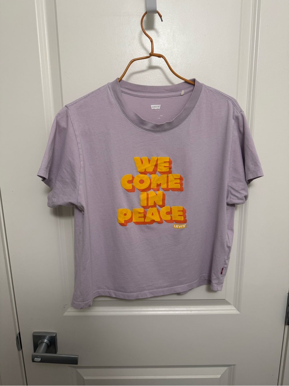 Levi's Women's 'We Come In Peace' Graphic Cropped T-Shirt in size XS